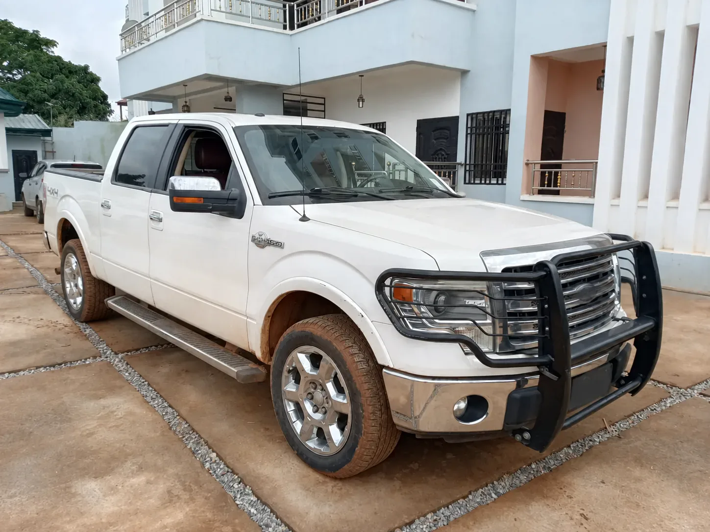 Ford F-150 - white, burgundy interior — vehicle photo