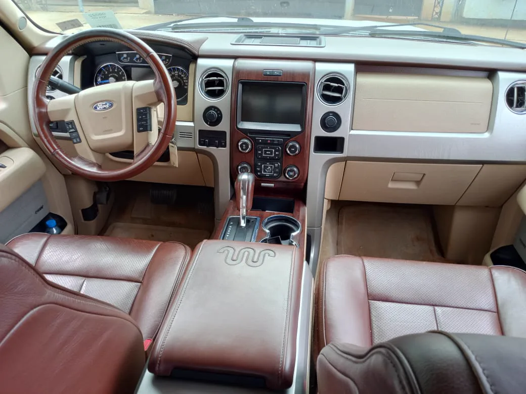Ford F-150 - white, burgundy interior — Interior — photo 6