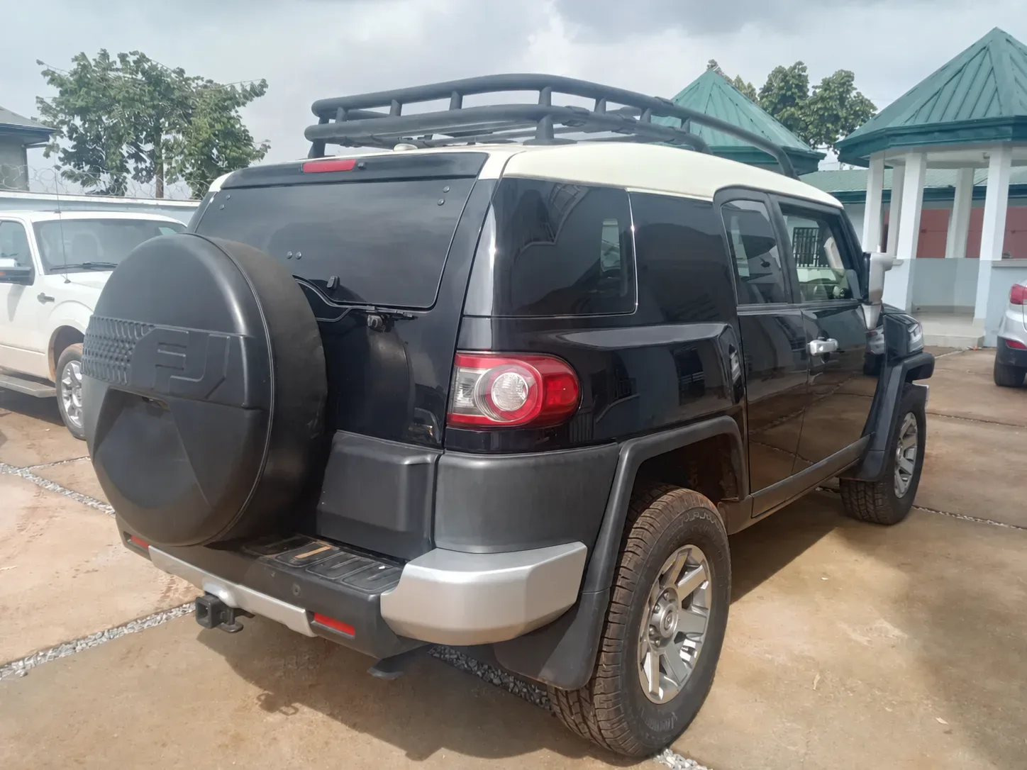 Toyota FJ Cruiser - black — Exterior — photo 2
