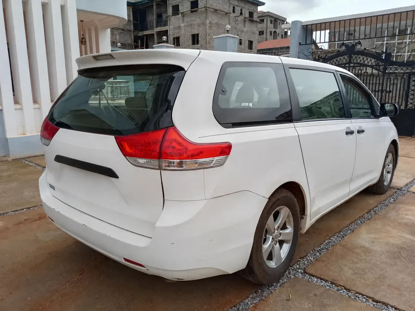 Toyota Sienna - white — Exterior — photo 3
