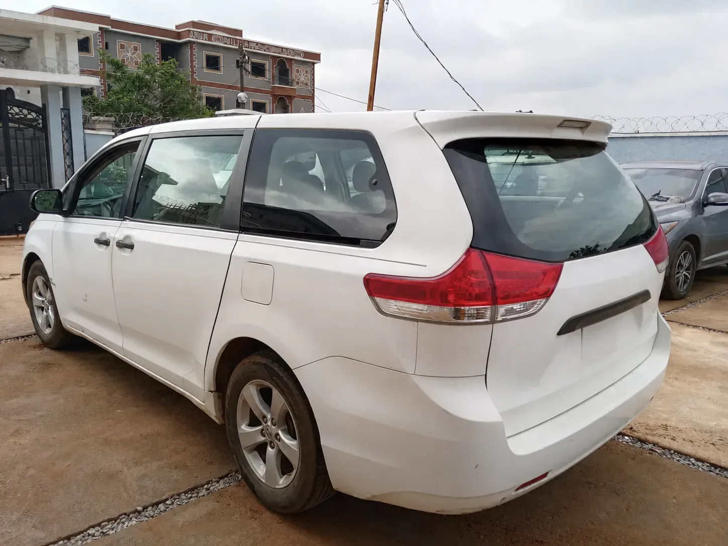 Toyota Sienna - white — Exterior — photo 5