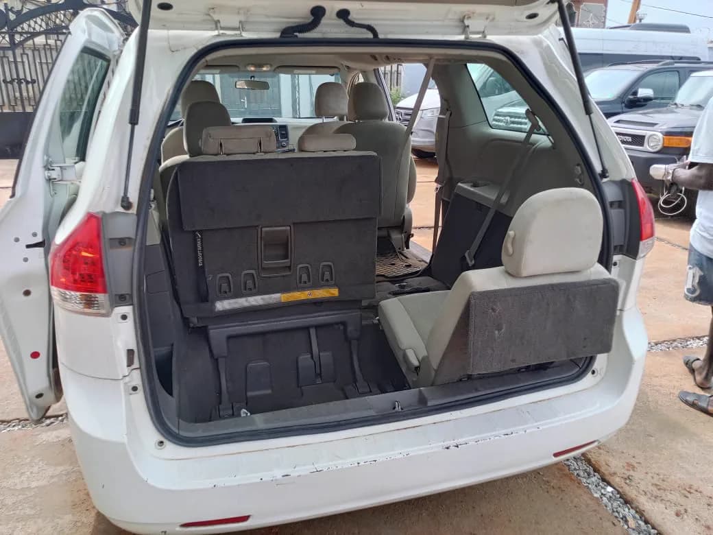 Toyota Sienna - white — Interior — photo 6